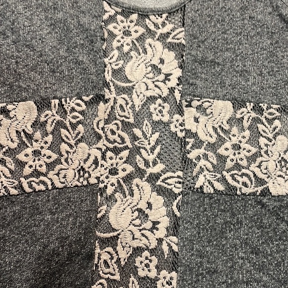 Forever 21‎ Cross Long Sleeve - Picture 2 of 5